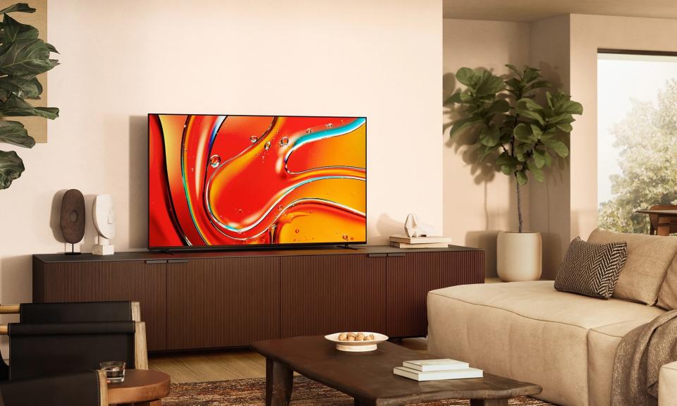 Η τηλεόραση Sony Bravia 7 QLED τοποθετήθηκε σε ένα σαλόνι.