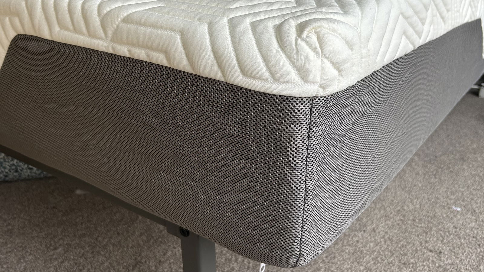 Valmori Hybrid II mattress bed end and bottom, showing small white zipper and grey and white pattern on the mattress