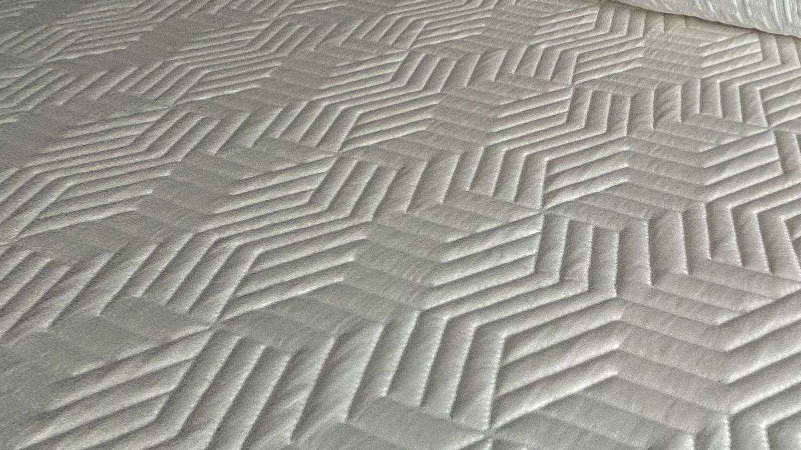 Valmori Hybrid II design on top of mattress close up