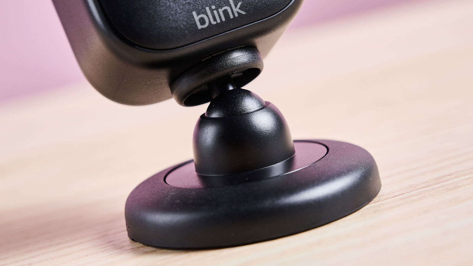 The round base and ball joint of the Blink Mini 2.