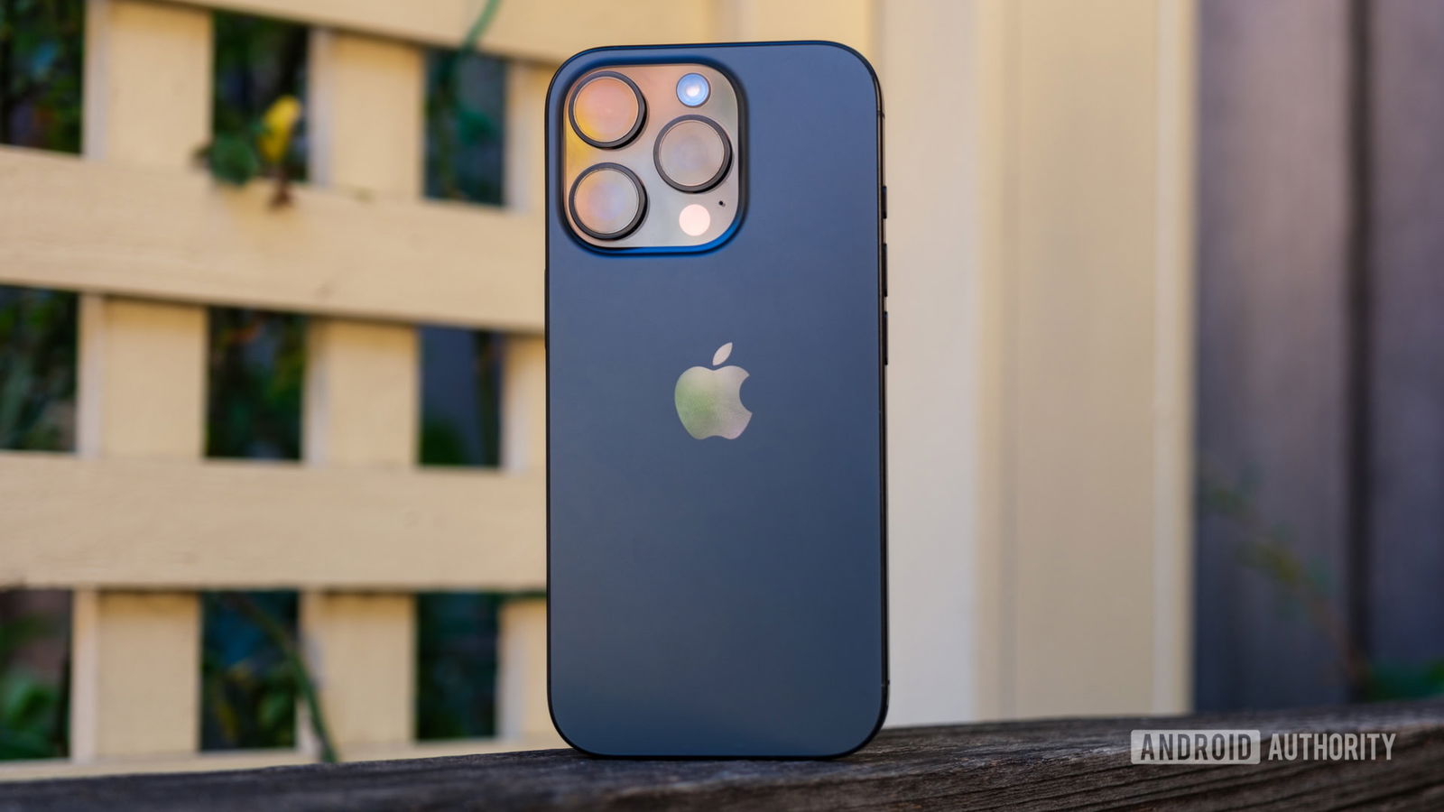 Πίσω ήρωας iPhone 16 Pro