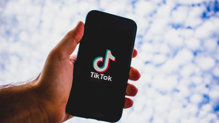 TikTok: Με νέα απάτη επιτήδειοι προσπαθούν να μπλέξουν χρήστες σε ξέπλυμα μαύρου χρήματος